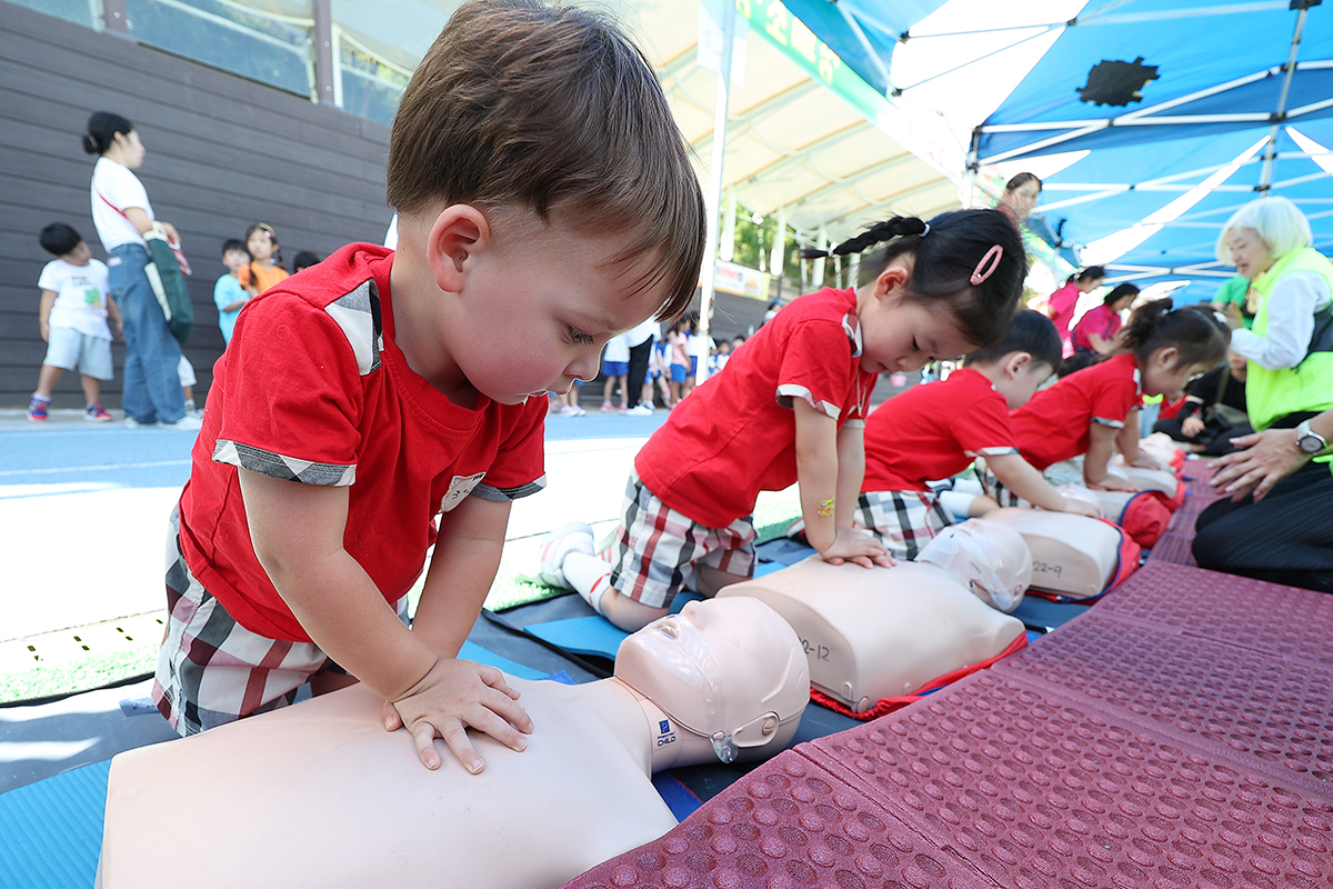 Am 4. September lernen Kinder bei einem Kindercamp auf einem Sportplatz in Nam-gu in Daegu die Herz-Lungen-Wiederbelebung.