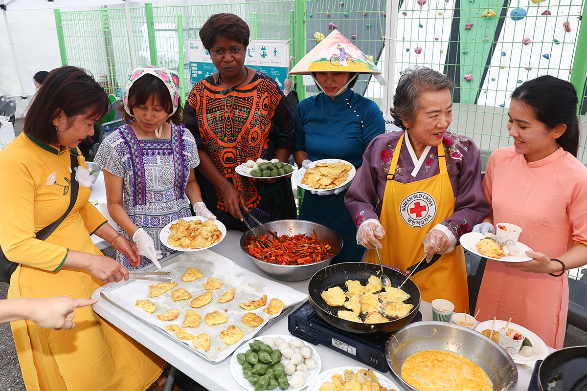 Am 5. September bereiten die Familienmitglieder mit multikulturellem Hintergrund bei einem Hangawi (Chuseok)-Festival im Korea Red Cross Seoul in Yangcheon-gu das traditionelle Essen zu, das man an Chuseok, dem koreanischen Erntedankfest, isst.