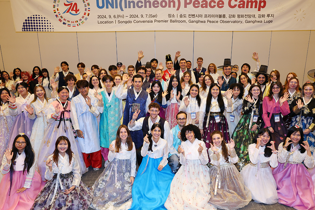 Am 6. September machen ausländische Studierende aus den am Koreakrieg beteiligten UN-Ländern im Hanbok  ein Erinnerungsfoto beim UNI(Incheon)-Friedenscamp in Songdo Convensia in Yeonsu-gu in Incheon.