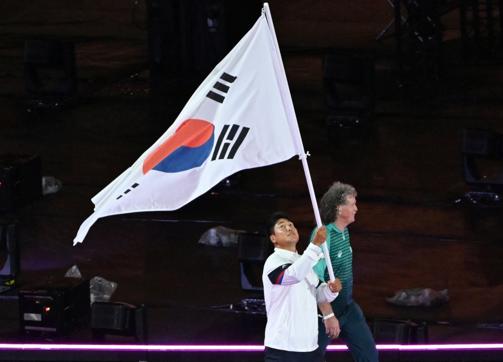 Choi Yong Beom, der koreanische Kanusportler, tritt am 8. September im Pariser Stade de France bei der Abschlussfeier der Paralympischen Spiele 2024 in Paris mit Taegeukgi, der koreanischen Nationalflagge, ein.