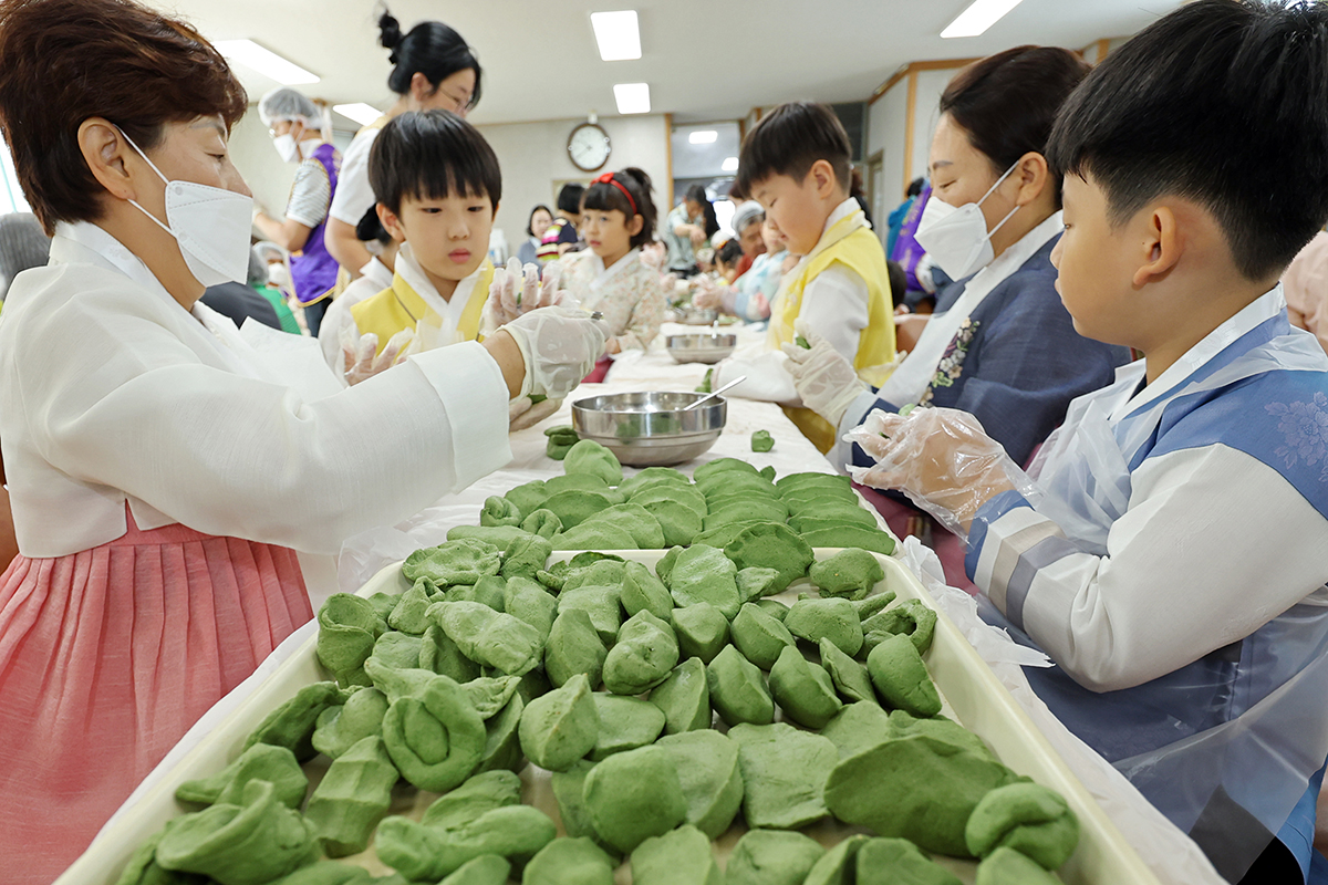 Am 10. September bereiten die Kinder anlässlich  Chuseok (Erntedankfest) Songpyeon (mit gemahlenen Sesamkörnern oder Sirup gefüllten Reiskuchen) im Einwohnermeldeamt für Ochi2.dibg in Buk-gu, Gwangju, zu. 