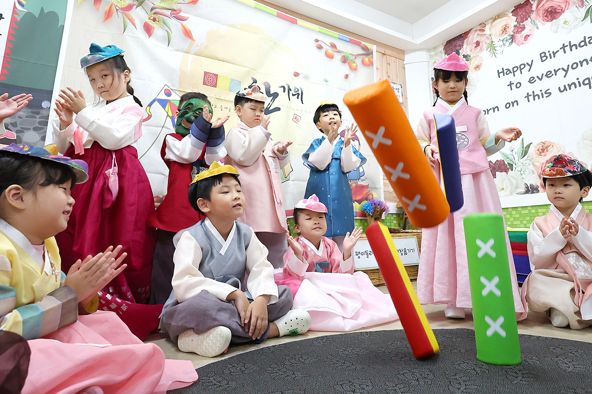 Am 12. September, zwei Tage vor den Chuseok-Feiertagen, spielen Kinder im Hanbok Yunnori, ein traditionelles koreanisches Brettspiel, in Bupyeong-gu in Incheon.