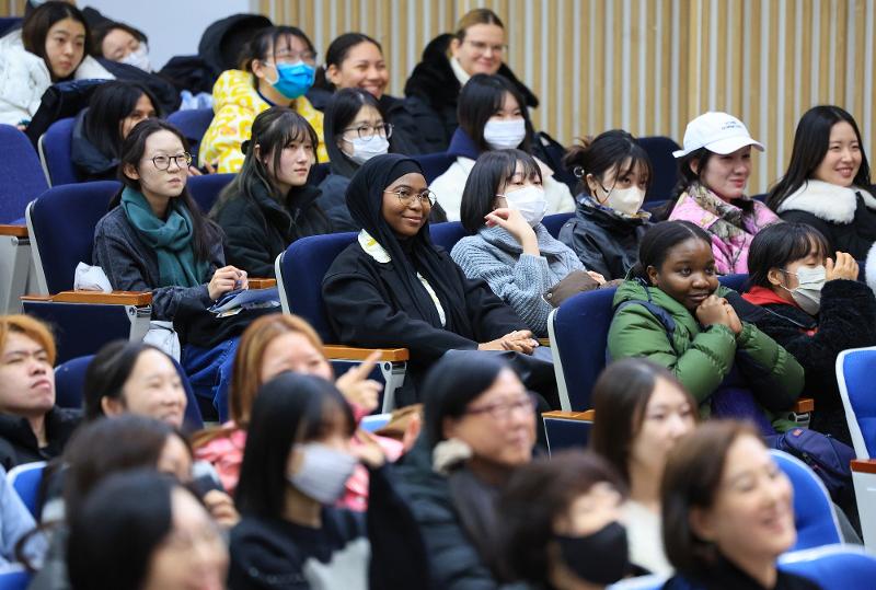 Foto von ausländischen Studierenden, die am 5. Januar an der Ewha-Frauen-Universität in Seodaemun-gu in Seoul am 30. “Korean Language Speaking Contest“ teilnehmen. ⓒ Yonhap News