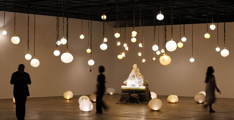 In der Ausstellungshalle der Gwangju-Biennale in Buk-gu in Gwangju schauen sich die in- und ausländischen Journalisten am 6. September das Werk “Stirs“ von der französischen Künstlerin Marguerite Humeau an. ⓒ Yonhap News