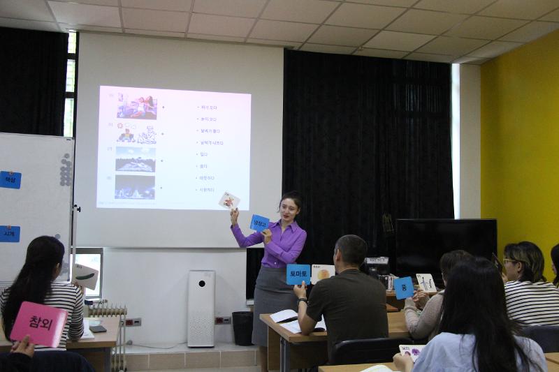 Dilbar Baimaganbetova, eine Lehrerin vom König-Sejong-Institut des Koreanischen Kulturzentrums in Kasachstan, unterrichtete am 10. September im König-Sejong-Institut des Koreanischen Kulturzentrums in Kasachstan Koreanisch. ⓒ König-Sejong-Institut des Koreanischen Kulturzentrums in Kasachstan