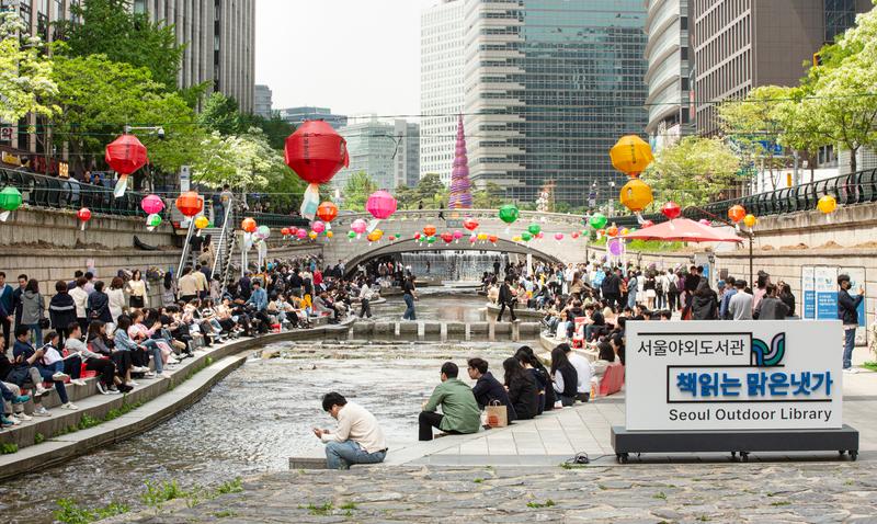 Die Bürger lesen in Seoul Outdoor Library Cheonggyecheon die Bücher. ⓒ Seoul Outdoor Library 