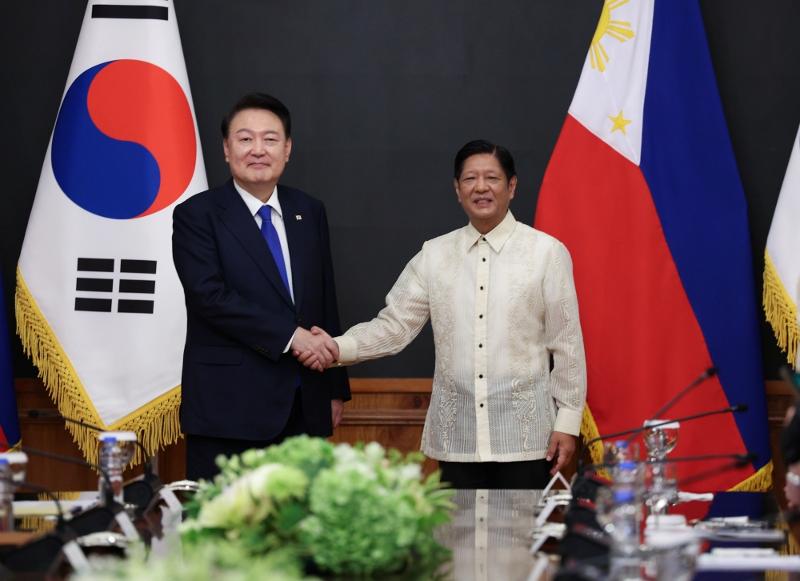 Präsident Yoon Suk Yeol macht am 7. Oktober im Malacañan-Palast, der Residenz des philippinischen Präsidenten, in Manila, den Philippinen, ein Erinnerungsfoto mit Ferdinand Marcos Jr., Präsident von Philippinen, vor dem Gipfeltreffen zwischen den beiden Ländern. ⓒ Yonhap News