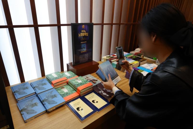Am 10. Oktober, einem Tag für die Verleihung des Literaturnobelpreises an der koreanischen Autorin Han Kang, sind ihre Bücher im Kyobo Book Centre in der Filiale Gwanghwamun in Jongno-gu, Seoul, ausgestellt. ⓒ Yonhap News