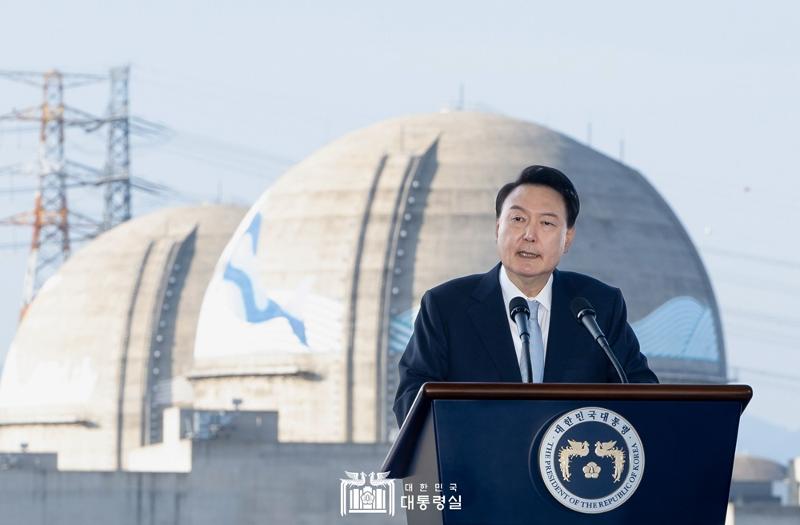 Präsident Yoon Suk Yeol hält am 30. Oktober im Hauptsitz für das Kernkraftwerk Hanul vom Korea Hydro & Nuclear Power bei einer Zeremonie zu der Fertigstellung von Shin Hanul Atomkraftwerken 1 und 2 sowie dem Baubeginn von Shin Haul 3 und 4 seine Gratulationsrede. © Präsidialamt der Republik Korea