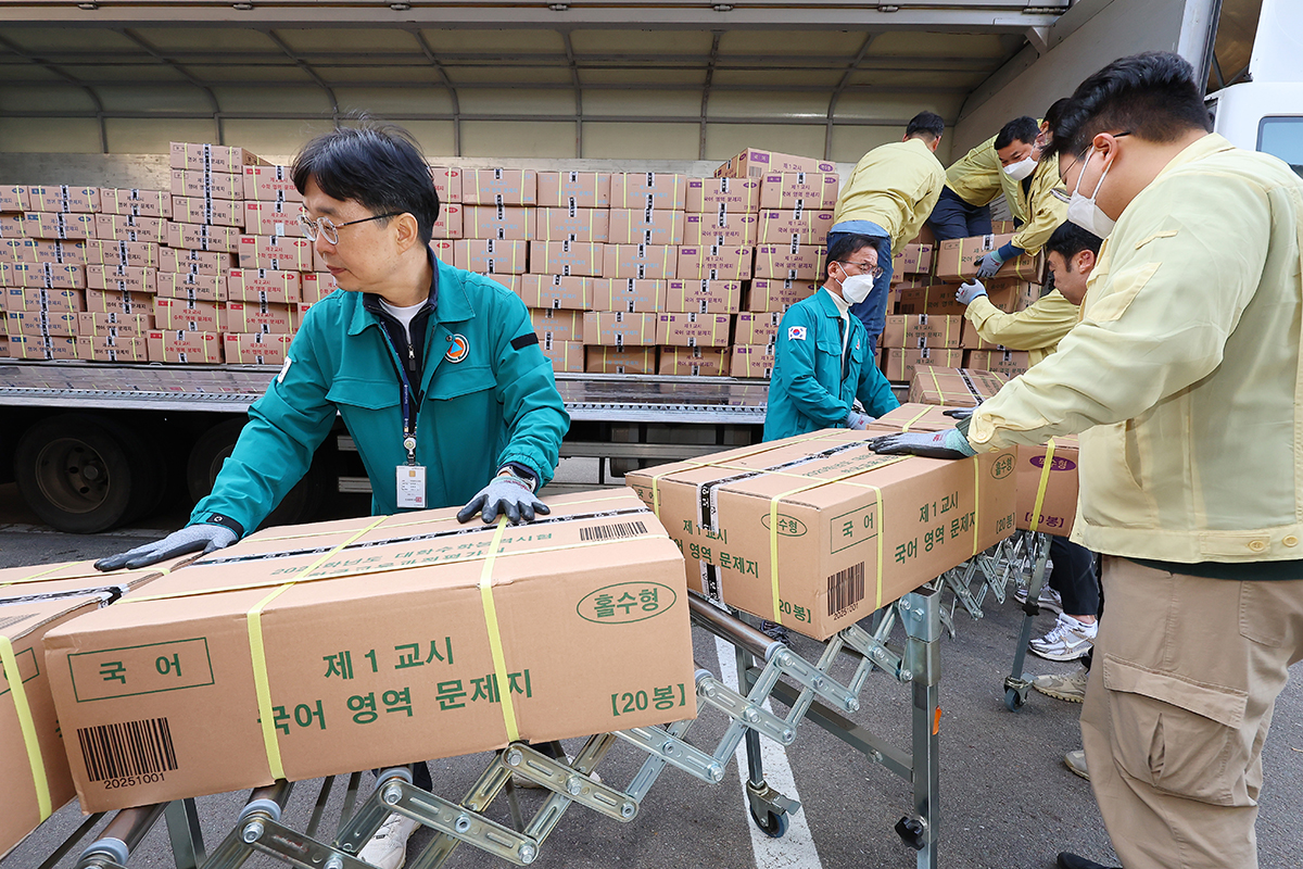 Am 12. November transportieren Beamte der Bildungsbehörde in Incheon die Kisten mit Prüfungspapieren für Suneung 2025, eine Aufnahmeprüfung für die Universität.