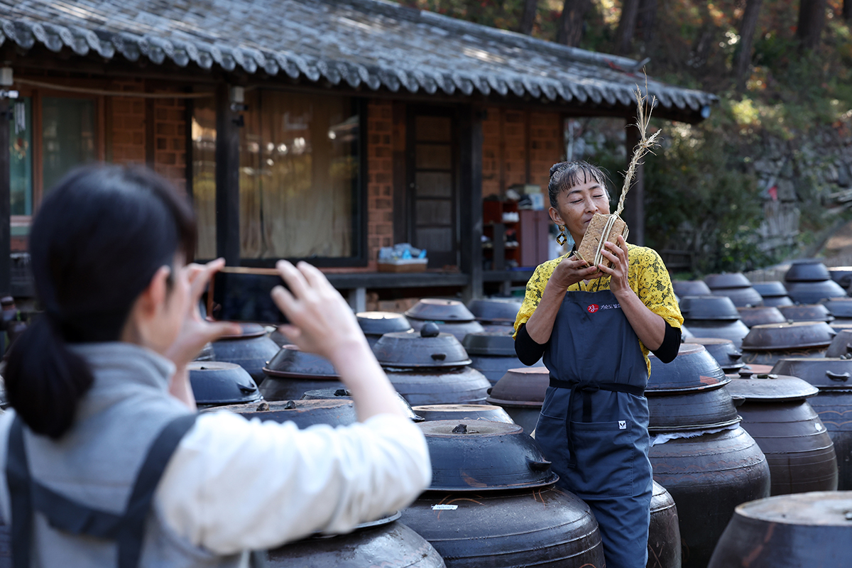 Am 13. November posiert eine japanische Touristin in der Gisoondo Fermentation-Schule in Damyang, Provinz Jeollanam-do, mit Meju (gekochten Sojabohnen) nach dem Erlebnisprogramm.