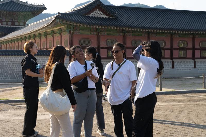 Am 27. September besuchen die ausländischen K-Influencer vom “Star K-influencer BOOT CAMP” den Gyeongbokgung-Palast in Jongno-gu, Seoul, um mit dem Stichwort “Schönheit“ Koreas ein Video zu schaffen.