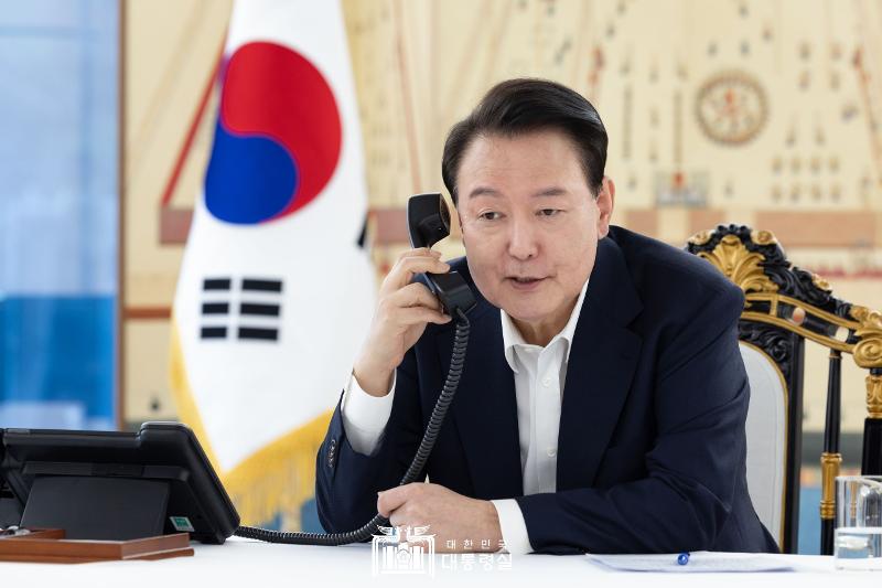 Präsident Yoon Suk Yeol führte am 7. November in der Residenz des Präsidenten in Yongsan-gu, Seoul, das Telefongespräch mit Donald Trump, dem US-amerikanischen designierten Präsidenten. ⓒ Präsidialamt der Republik Korea