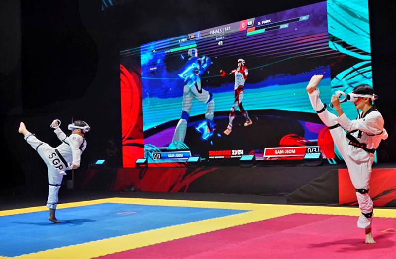 Seongbin Park (rechts) nimmt am 17. November bei den 1. World Taekwondo Virtual Championships im Sports Hub OCBC Arena 1 in Singapur am Finale der Herren zwischen 16 und 35 Jahren alt gegen Justin Peh aus Singapur teil. World Taekwondo