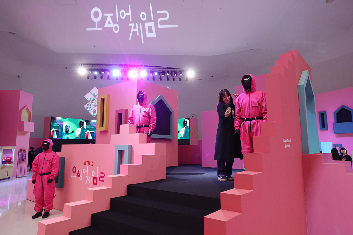 Am 9. Dezember schaut sich auf dem Dongdaemun Design Plaza (DDP) in Jung-gu, Seoul, eine Mitarbeiterin einer Veranstaltung anlässlich der Veröffentlichung der Staffel 2 von 