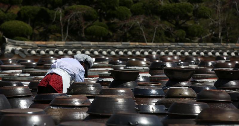 Jangdokdae, koreanische glasierte Töpfe zur Lagerung von Jang, koreanischen fermentierten Saucen und Pasten ⓒ Korea.net DB