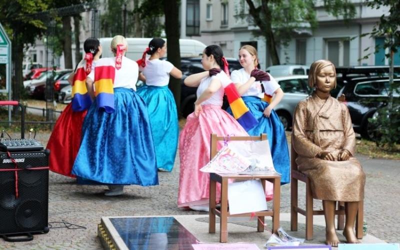 Am 17. Juli tanzten die Tänzer von Berlin Korean Dance Project um die Friedensstatue in Deutschland ⓒ Korea Verband