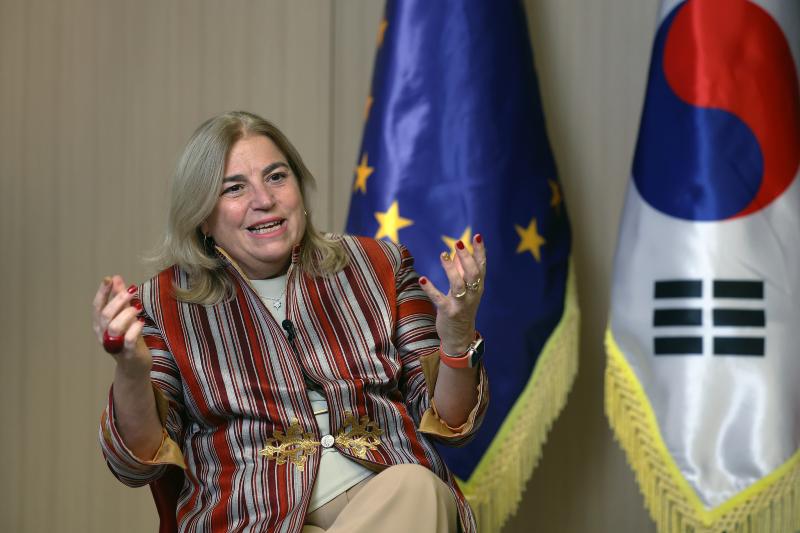 Am 16. Dezember in der EU-Botschaft in Korea, Jung-gu, Seoul, erklärt Maria Castillo Fernandez, die Botschafterin der Europäischen Union in der Republik Korea, die Beziehungen zwischen Korea und der EU