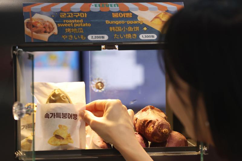 In diesem Jahr verzeichneten die Ausfuhren von koreanischen Backwaren den Höchstrekord mit 44 Millionen Dollar. Foto von Bungeoppang, einem koreanischen karpfenförmigen Gebäck, in einem Convenience-Store in Jung-gu, Seoul ⓒ Yonhap News 