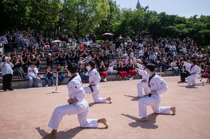 Am 19. Mai wird im Hanok-Dorf in Namsangol in Jung-gu, Seoul, eine Taekwondo-Vorführung dargeboten ⓒ Kukkiwon