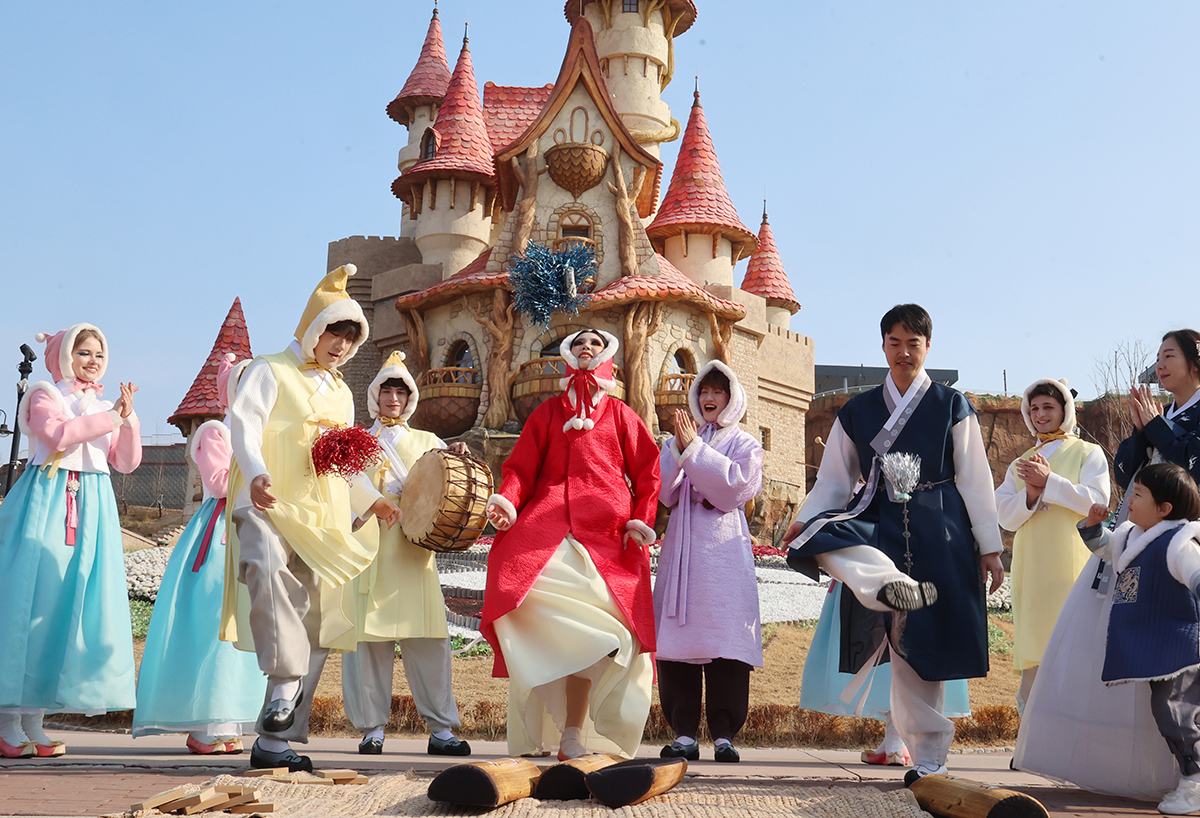Am 22. Januar spielen Models im Hanbok in einem Vergnügungspark in Gijang-gun, Busan, Jegichagi (koreanisches Federfußball). 
