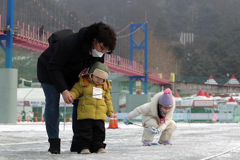 Am 14. Januar genießt eine Familie das 2025 Hwacheon Sancheoneo Ice Festival in Hwacheon-gun in der Provinz Gangwon-do.