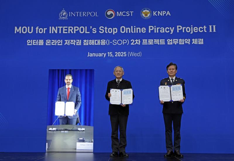 Yu In Chon, Minister für Kultur, Sport und Tourismus macht am 15. Januar bei der Unterzeichnungszeremonie vom MOU über das zweite Projekt für “Interpol-Stop Onlne Piracy (I-SOP)“ im Nationalmuseum für moderne und zeitgenössische Kunst in Jongno-gu, Seoul, ein Eriinerungsfoto. Von links: Valdecy Urquiza, Generalsekretär von Interpol, Minister Yu In Chon und Lee Jun-hyeong, Generaldirektor des Büros für internationale Zusammenarbeit der koreanischen Nationalen Polizeibehörde ⓒ Ministerium für Kultur, Sport und Tourismus