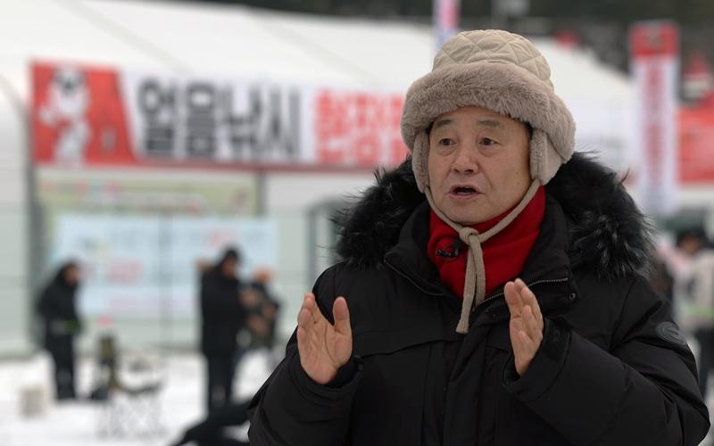 Am 14. Januar führt Choi Moon-soon, Gouverneur von Hwacheon-gun, beim 2025 Hwacheon Sancheoneo Ice Festival in Hwacheon in der Provinz Gangwon-do ein Interview mit Korea.net durc