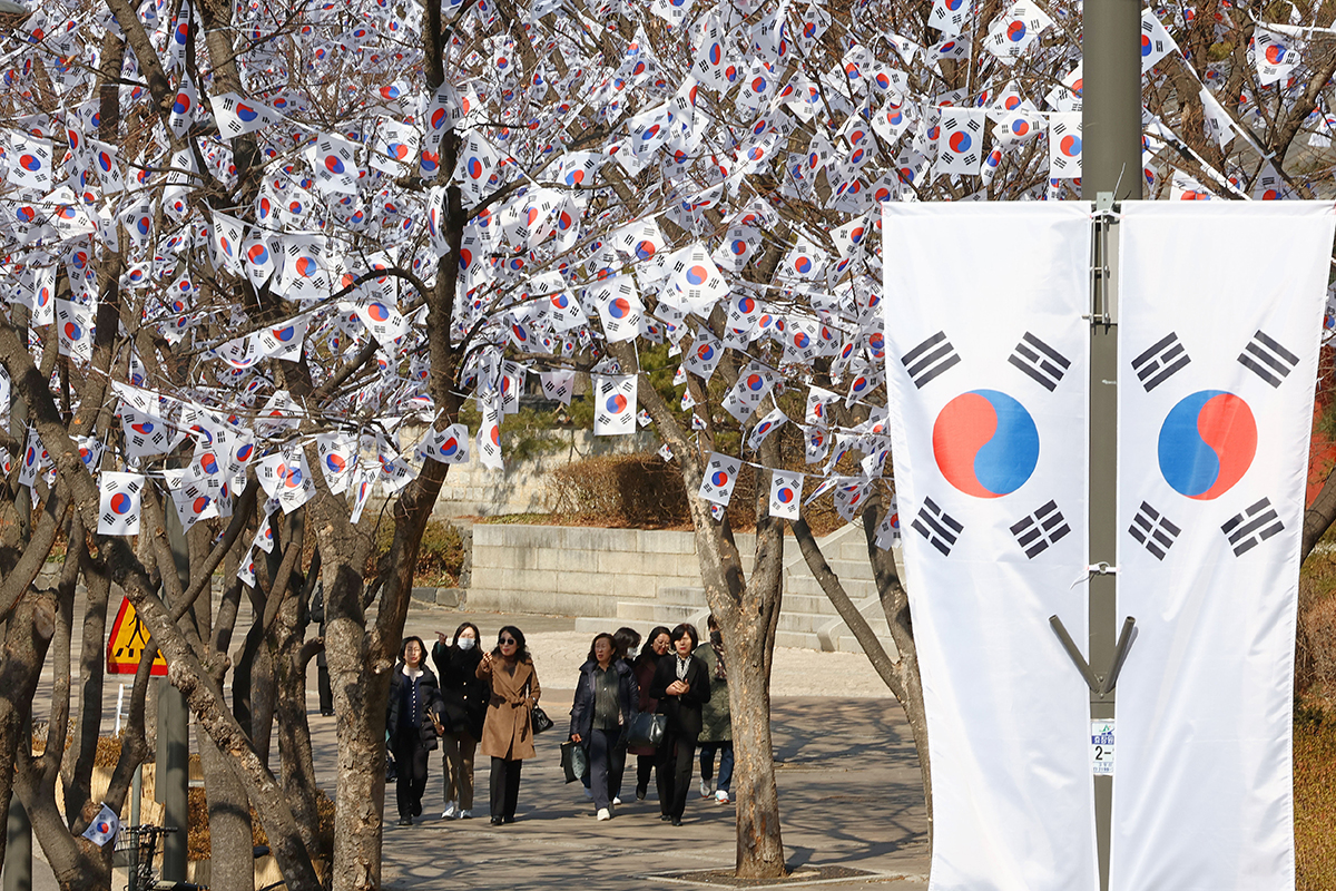 Am 27. Februar, zwei Tage vor dem Tag der Unabhängigkeitsbewegung, wird eine Taegeukgi-Straße im Hyochang-Park in Yongsan-gu, Seoul, eingerichtet.