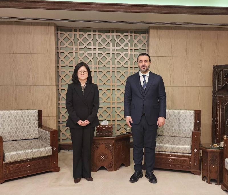 Kim Eun-jeong, eine Abteilungsleiterin für Afrika und den Mittleren Osten des Ministeriums, macht am 7. Februar ein Erinnerungsfoto mit Assad al-Shaibani, dem syrischen Außenminister der Übergangsregierung ⓒ Ministerium für Auswärtige Angelegenheiten