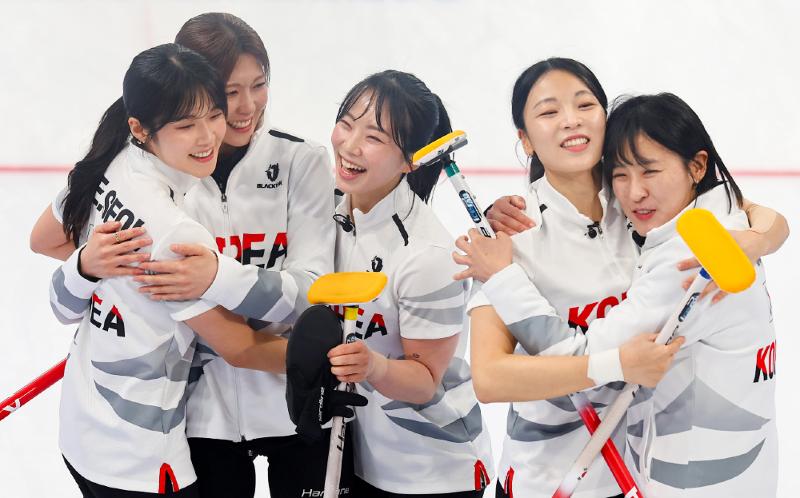 Am 14. Februar jubelt das koreanische Frauen-Curling-Team bei den Asien-Winterspielen 2025 in Harbin, nachdem es im Finale im Harbin Pingfang Curling Arena China mit 7:2 besiegte ⓒ Yonhap News