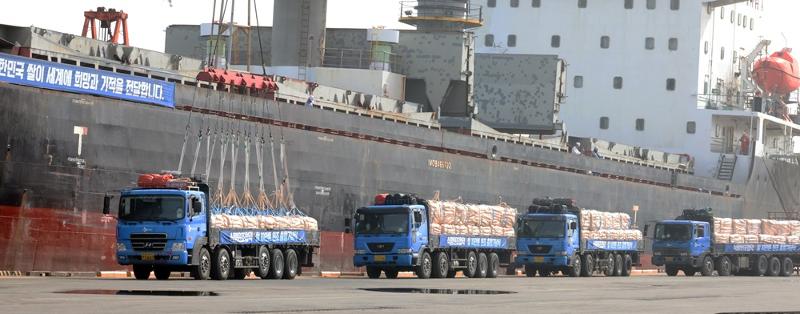 Am 17. April letzten Jahres wurde der ins Ausland gelieferte Reis auf dem Lastwagen transportiert ⓒ Yonhap News