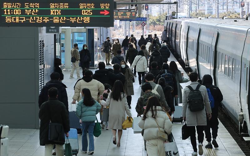 “Korail MaaS, Mobility as a Service”, eine Reiseplattform der Korea Rail Road Corporation (KORAIL), fand nur sechs Monate nach ihrer Einführung einen großen Anklang. Foto von Menschen, die sich zum Einsteigen des Zugs bewegen ⓒ Yonhap News