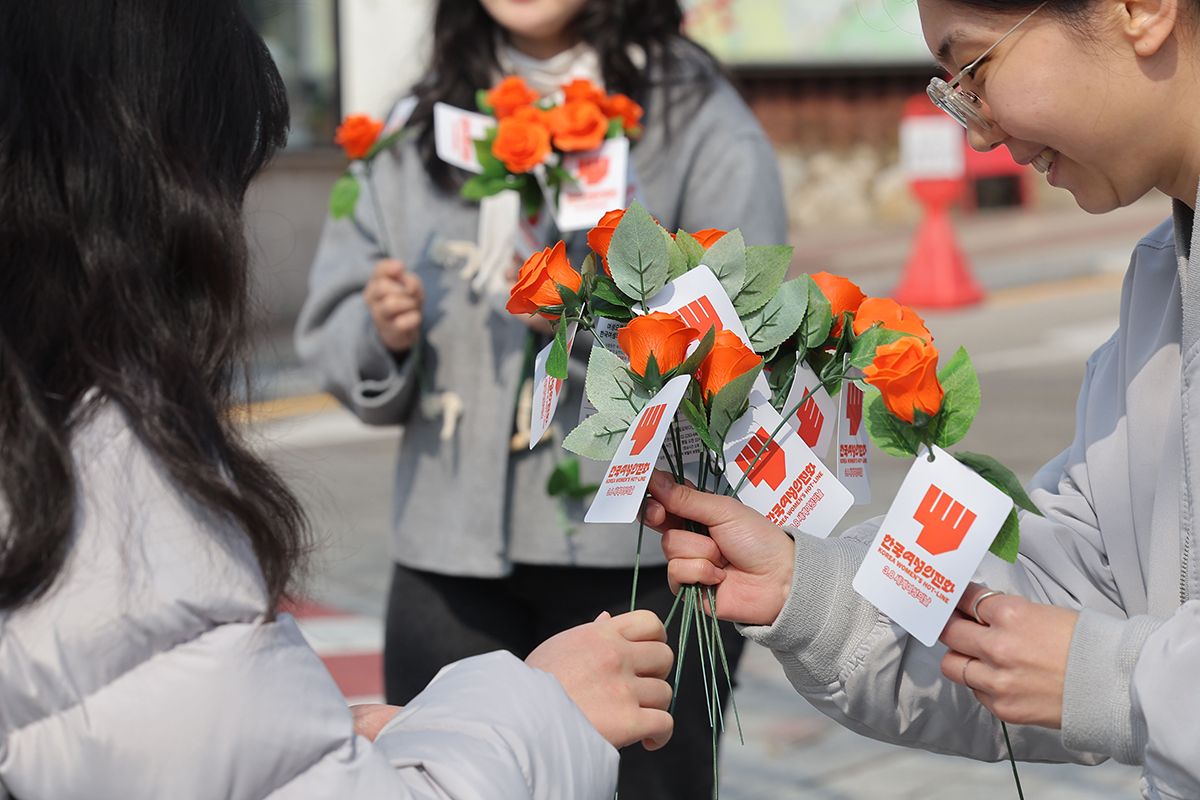 Am 7. M&auml;rz, einen Tag vor dem internationalen Frauentag, verteilen Mitarbeiter von Korea Women's Hot Line, einer gemeinn&uuml;tzigen Frauenrechtsaktivistinnengruppe, Rosen an Studentinnen vor einer Frauen-Universit&auml;t in Seoul.