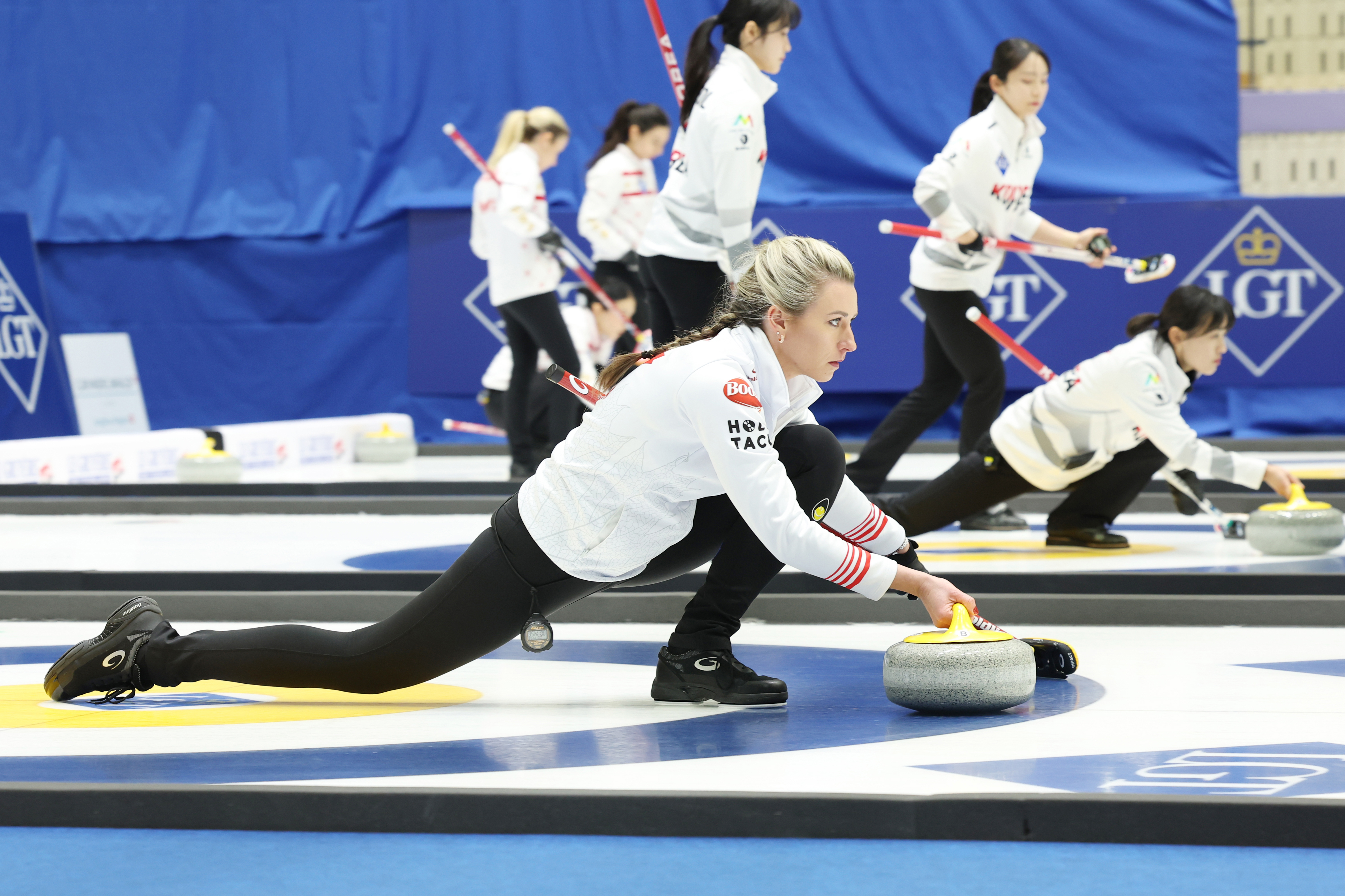 Am 15. März wirft Emma Miskew aus Kanada bei den Curling-Weltmeisterschaften der Frauen 2025 in der Eijeongbu-Eishalle in der Provinz Gyeonggi-do einen Stein während eines Wettkampfs zwischen Kanada und Litauen. An der Weltmeisterschaft, die bis zum 23. März stattfindet, nehmen fast 100 Sportlerinnen aus 13 Ländern teil.