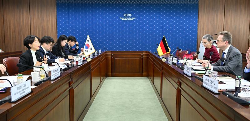 Eui-hae Chung, die koreanische Sonderbeauftragte für indo-pazifische Region (links), und Frank Hartmann, der deutsche Asien-Abteilungsleiter des Auswärtigen Amtes, führen am 10. März im Gebäude des Ministeriums für Auswärtige Angelegenheiten das erste indo-pazifische Gespräch zwischen Korea und Deutschland ⓒ Ministerium für Auswärtige Angelegenheiten 