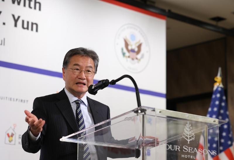 Joseph Y. Yun, Geschäftsträger ad interim der US-Vertretung in Korea, erörterte am 18. März während eines besonderen Mittagsgesprächs, das von der Amerikanischen Handelskammer in Korea (AMCHAM) im Four Seasons Hotel in Seoul organisiert wurde, Möglichkeiten zur Stärkung der Allianz und der Zusammenarbeit zwischen beiden Ländern