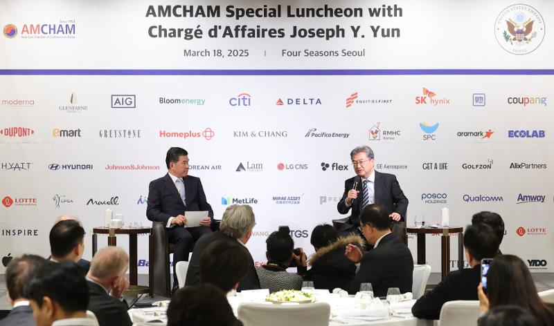 Joseph Y. Yun, Geschäftsträger ad interim der US-Vertretung in Korea (rechts), und James Kim, Präsident der Amerikanischen Handelskammer in Korea, unterhalten sich während des Mittagsgesprächs am 18. im Four Seasons Hotel in Jongno-gu, Seoul