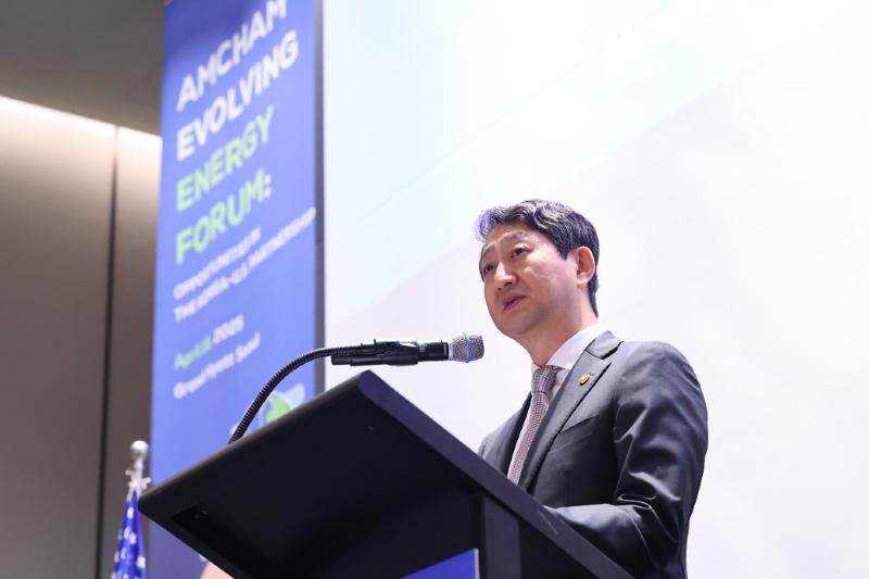 Ahn Dukgeun, Minister für Handel, Industrie und Energie, erklärt am 18. April beim Energie Innovation Forum zwischen Korea und den USA von der Amerikanischen Handelskammer in Korea (AMCHAM) im Grand Hyatt Seoul in Yongsan-gu, Seoul, den Grundsatz der koreanischen Energiepolitik 