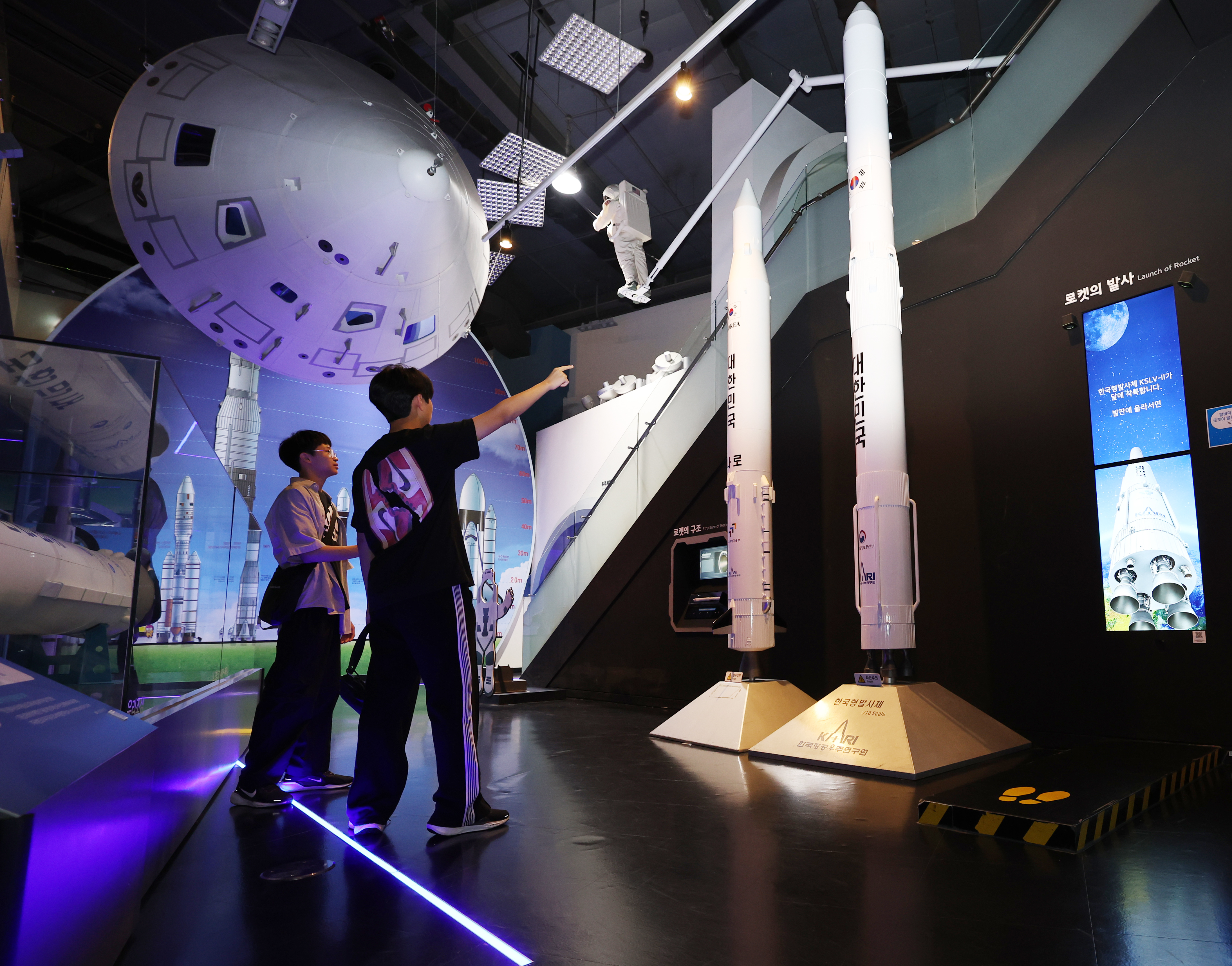 Am 27. Mai, dem ersten Tag der Luft- und Raumfahrt, schauen sich zwei Schüler im Gwacheon National Science Museum Naro, die erste Weltraumträgerrakete Koreas, an. Dieser Tag wurde anlässlich der Gründung der koreanischen Luft- und Raumfahrtbehörde erklärt, um das Interesse der Bürger daran zu erhöhen.