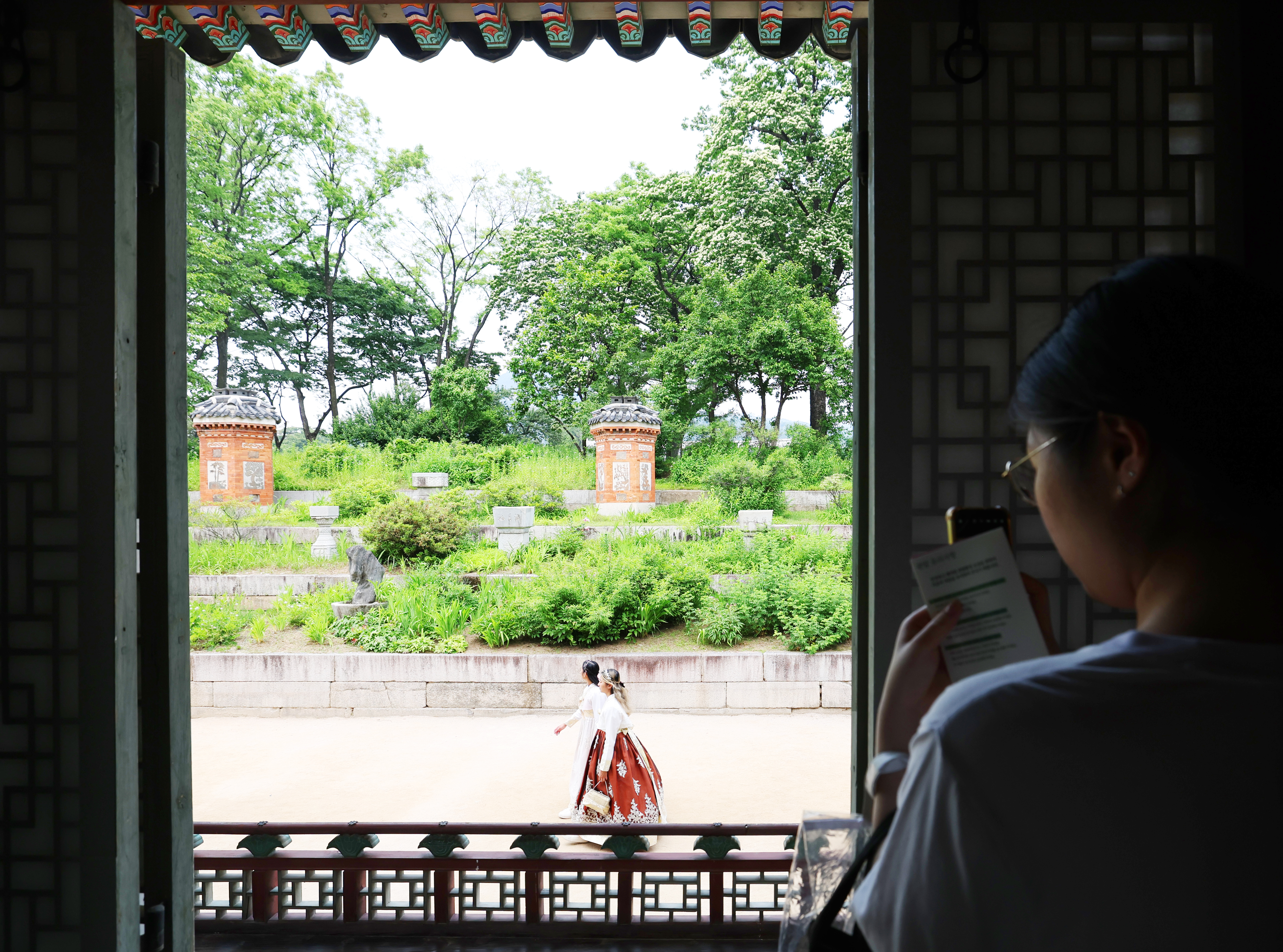 Am 28. Mai besuchte eine Koreanerin das Gyotaejeon-Gebäudes, der Residenz der Königinnen der Joseon-Zeit, im Gyeongbokgung-Palast in Seoul. Die Sonderveranstaltung zur Eröffnung des Gyotaejeon-Gebäudes läuft bis zum 27. Juni.