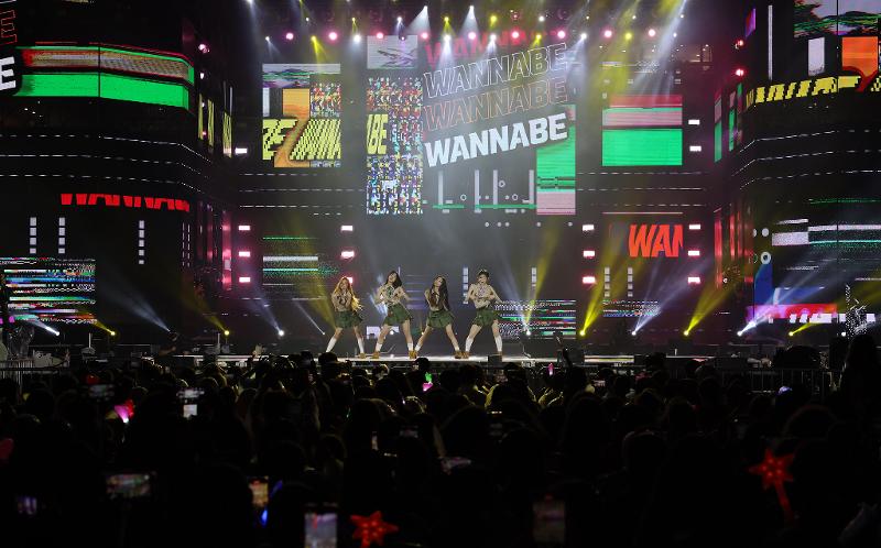 ﻿Die K-Pop-Girlgruppe ITZY auf der Bühne des „K-POP SUPER LIVE“-Konzerts beim 25. SaeManGeum World Scout Jamboree am 11. August 2023 im Seoul World Cup Stadion, Mapo-gu ⓒ Korea.net DBB