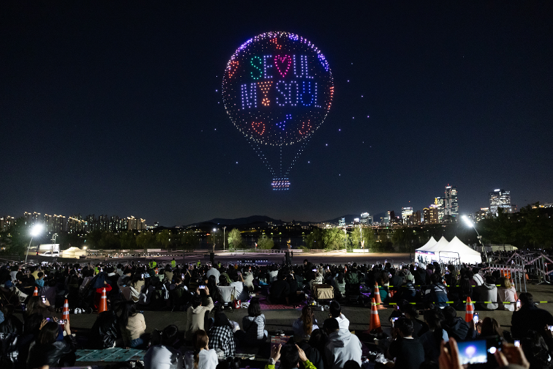 Im Mai finden in Seoul verschiedene Festivals und Kulturprogramme statt. Foto von einer Szene während der 2024 Hangang Drone Light Show 