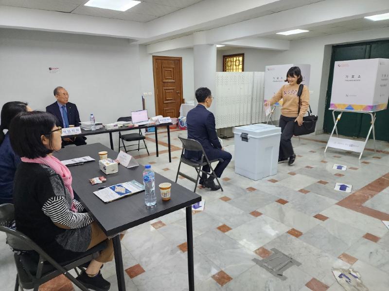 Die Abstimmung der koreanischen Wahlberechtigten im Ausland für die 21. Präsidentschaftswahl begann am 20. Mai. Foto von einem Wahllokal in der koreanischen Botschaft in Ägypten bei der 22. Parlamentswahl im März letzten Jahres ⓒ Yonhap News