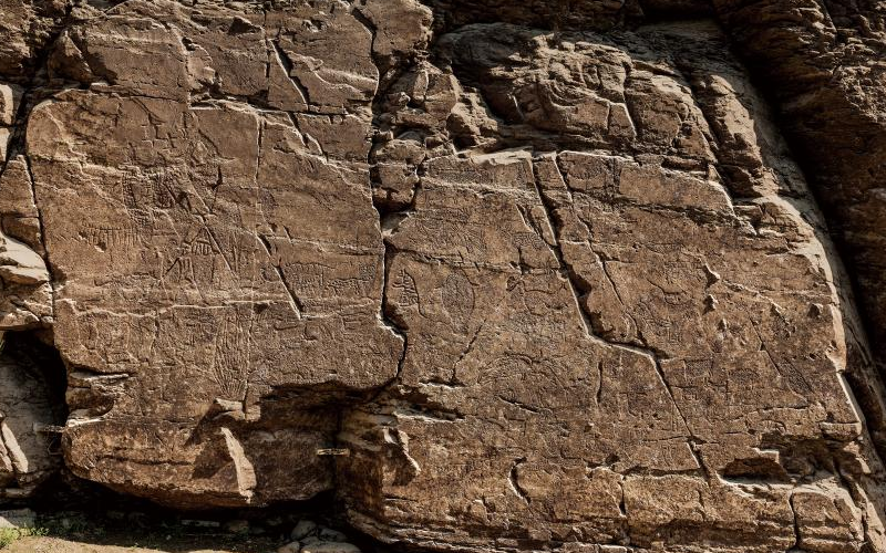 Petroglyphe entlang der Felswand am Fluss Bangucheon in Ulsan ⓒ Koreanische Behörde für Nationales Erbe