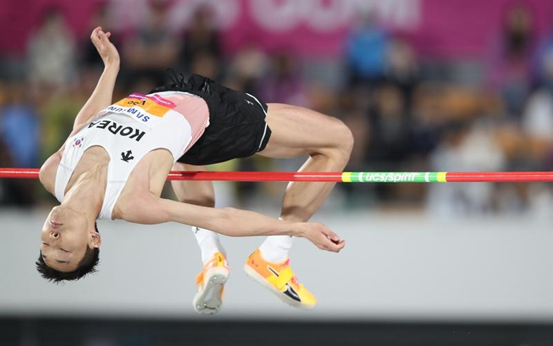 Der koreanische Hochspringer Woo Sang-hyeok übersprang am 29. Mai bei den Leichtathletik-Asienmeisterschaften im Gumi Stadium in der Provinz Gyeongsangbuk-do 2,29 Meter ⓒ Yonhap News