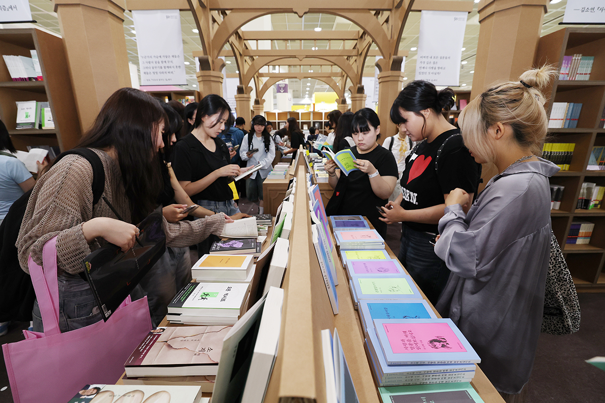 Am 18. Juni schauen sich die Besucher der “Seoul International Book Fair 2025” im COEX in Gangnam-gu, Seoul, die ausgestellten Bücher an. An der Buchmesse nehmen 530 Verlage und Verlagsorganisationen aus 530 Ländern, einschließlich Korea, teil. Sie läuft bis zum 22. Juni.