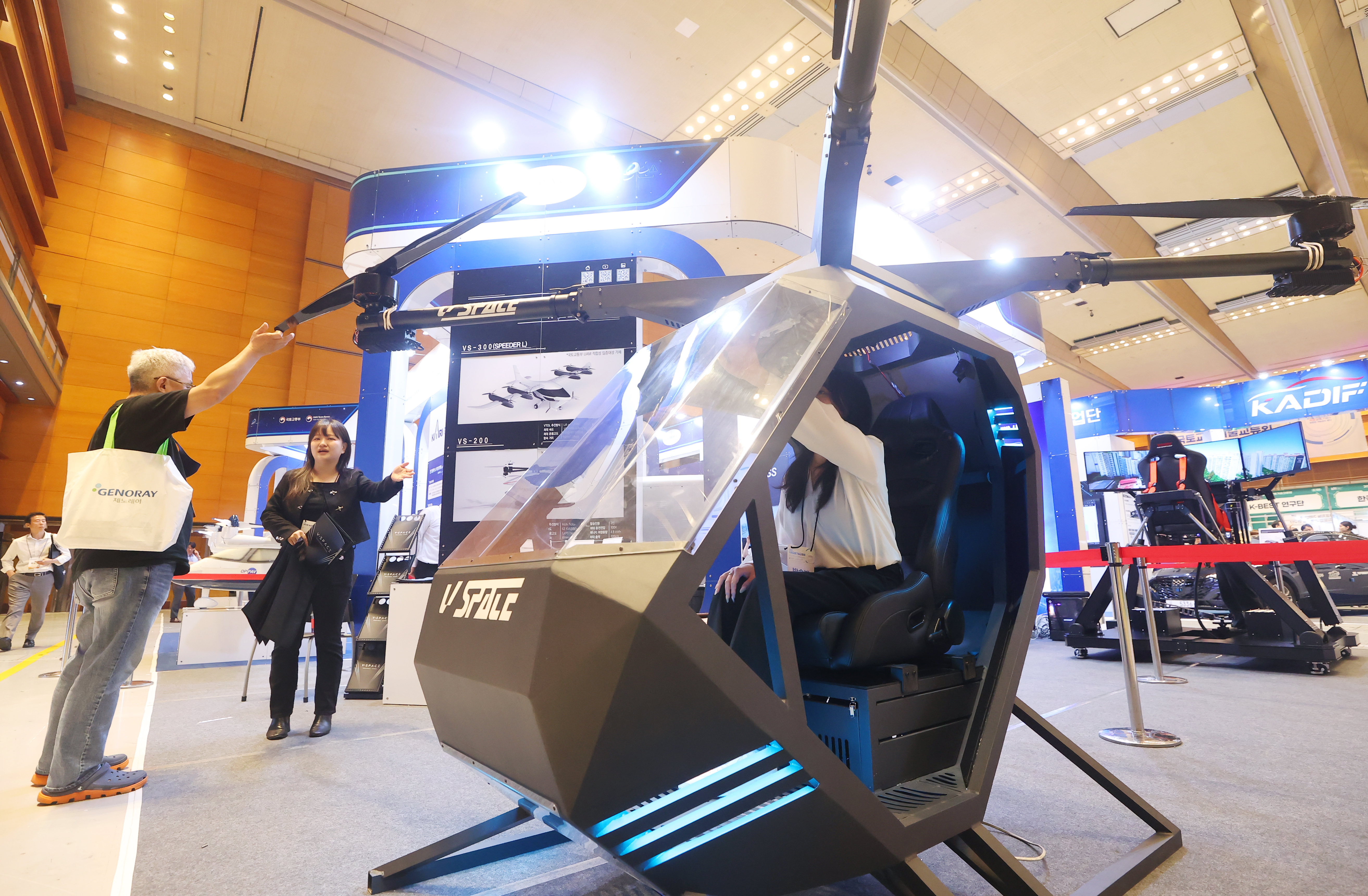 Am 19. Juni schauen sich die Besucher bei der Land Infrastructure and Transport Technology Fair in COEX in Gangnam-gu, Seoul, die Ausstellungsstücke an. Die Messe läuft bis zum 20. Juni.
