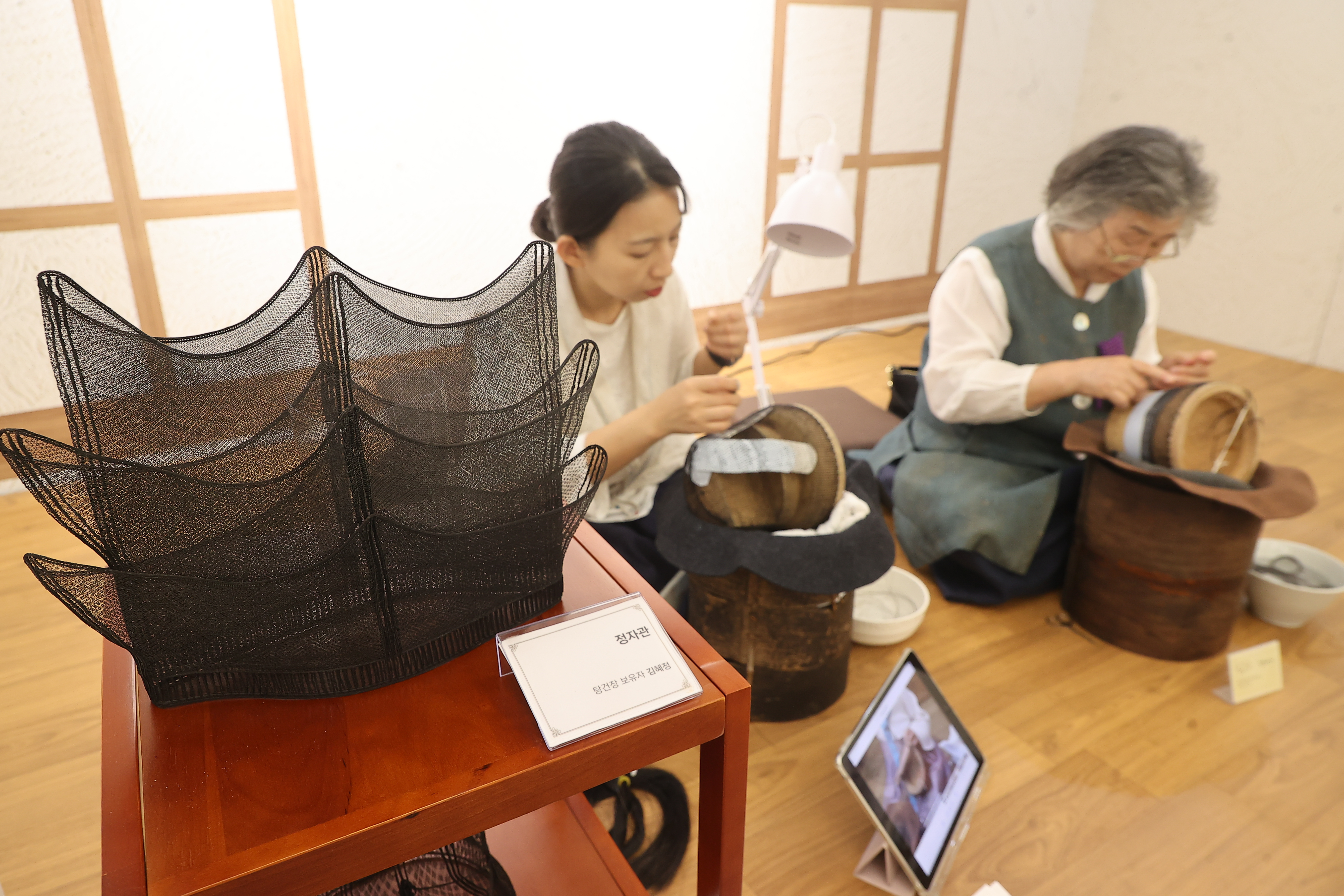 Am 26. Juni demonstriert eine Handwerkerin in einem Bildungszentrum zur Vermittlung des nationalen immateriellen Erbes die Herstellung von Tanggeonjang, einer koreanischen traditionellen formellen Kopfbedeckung.