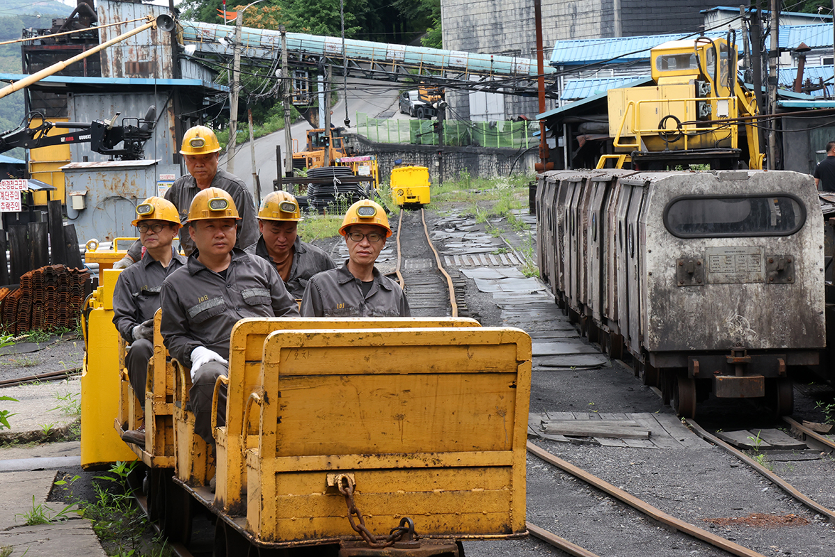 Am 27. Juni bereiten sich Bergarbeiter darauf vor, in die Dogeui-Mine in der Nähe von Samcheok in der Provinz Gangwon-do hinabzusteigen. Diese Kohlemine ist die Letzte, die von der Korea Coal Corporation betrieben wird, und wird ab dem 1. Juli ihren Betrieb einstellen.